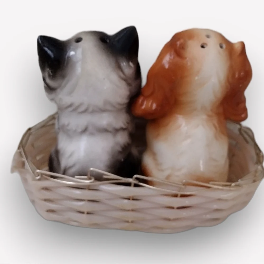 Vintage Salt & Pepper Shakers Dog & Cat Set